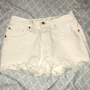 ❤️White distressed Levi shorts ❤️